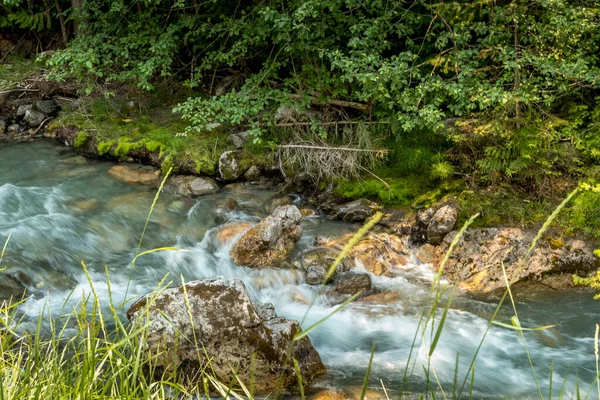 Straßenrand Plätschert Ein Bach Neben Der Straße Banff Windermer Hwy — Stockfoto