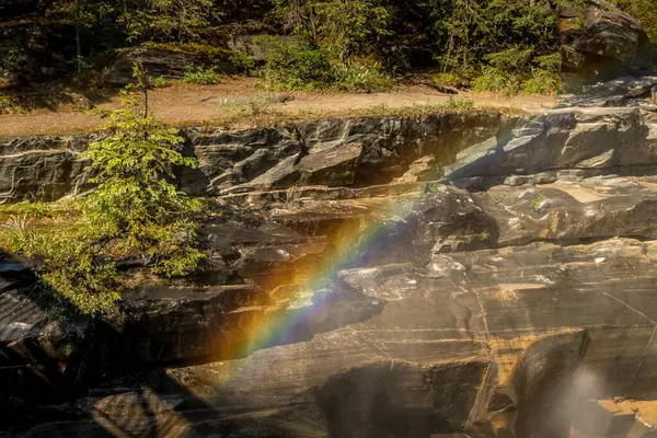 沼田の滝から虹が飛躍 Kootenay National Park British Columbia Canada — ストック写真