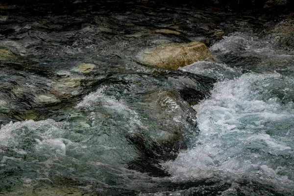 加拿大不列颠哥伦比亚省Kootenay国家公园的Tokkum Creek滚滚和隆隆声 — 图库照片