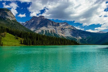 Emerald Gölü 'nün Emerlad suları Yoho Ulusal Parkı İngiliz Kolombiyası Kanada
