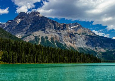 Emerald Gölü 'nün Emerlad suları Yoho Ulusal Parkı İngiliz Kolombiyası Kanada