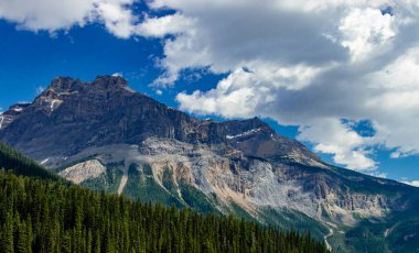 Emerald Gölü 'nün Emerlad suları Yoho Ulusal Parkı İngiliz Kolombiyası Kanada