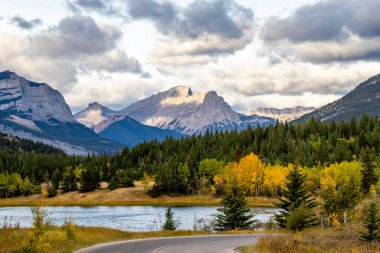 Fall colours at Middle Lake September. Bow Valley Provincial Park, Alberta, Canada
