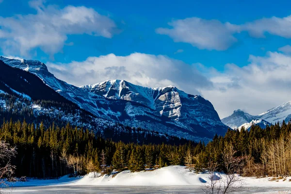 加拿大艾伯塔省包尔省公园 霍顿山脉顶部覆盖着白雪 覆盖着一个被冰覆盖的中湖 — 图库照片
