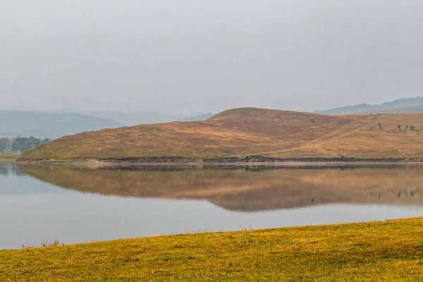 Reflecties Het Meer Een Vroege Wazige Ochtend Chain Lakes Provincial — Stockfoto