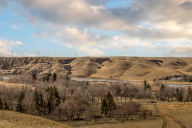 Bow Gölü 'nün yukarısında yuvarlanan tepeler. Litte Bow PRA. Vulcan Eyaleti, Alberta, Kanada
