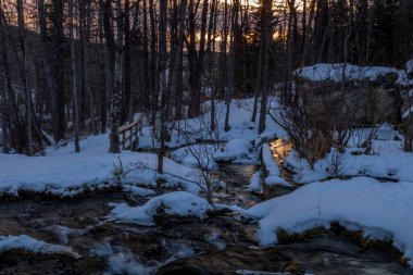 Bir kar örtüsü parka çöker ve yere yerleşir. Big Hill Springs İl Rekreasyon Bölgesi. Alberta, Kanada