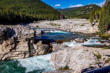 Dirsek Nehri 'nin baş suları. Elbow Falls İl Rekreasyon Bölgesi, Alberta, Kanada