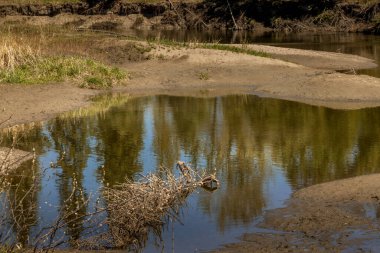 Küçük Kırmızı Geyik Nehri yılanları ve parkın içinde dolanıyor Kırmızı Loca Polis Memuru Alberta Canada