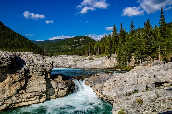 여름에는 빠르게 흐르는 폭포를 세차게 흐릅니다 Province Recreation Area Alberta — 스톡 사진