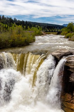 İlkbaharın başlarında şelalenin üzerinde gök gürültüsü olur. Lundbeck Falls PRA, Alberta, Kanada