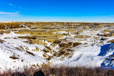 At nalı kanyonu, Drumheller, Alberta, Kanada 'da kar erimeye başlar.