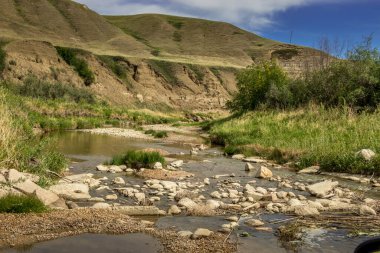 Köprü ve dolambaçlı dere kasabaya gidiyor Heskith Alberta Kanada