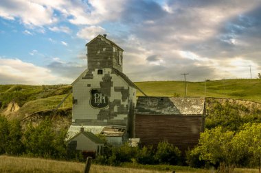 Sharples Alberta Canada 'nın hayalet kasabası olan kasabada kırsal binalar ve tahıl asansörleri var.
