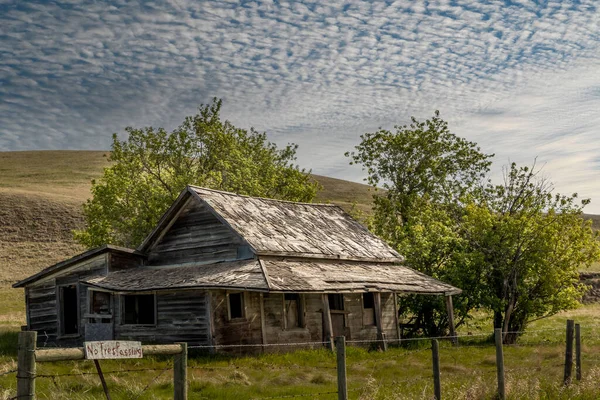 エリア内の素朴な農場の建物と家 炭素アルバータカナダ — ストック写真