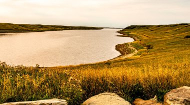 Göller, göletler, dereler, tarlalar ve kırsal binalar Willow Creek Alberta Kanada 'nın MD' sine doğru yol alıyorlar.