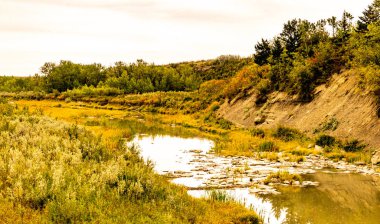 Göller, göletler, dereler, tarlalar ve kırsal binalar Willow Creek Alberta Kanada 'nın MD' sine doğru yol alıyorlar.