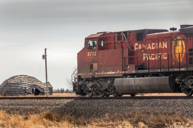 Tren rahiplerin arasından geçer çiftçi tarlalarından geçer İndus Alberta Kanada