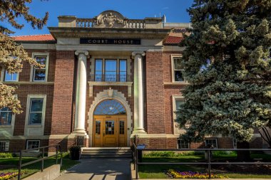 Şehrin aşağısındaki tarihi mahkeme binası Red Deer Alberta Kanada