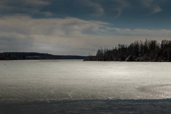 Λεπτό Στρώμα Πάγου Που Καλύπτει Pine Lake Νωρίς Την Άνοιξη — Φωτογραφία Αρχείου