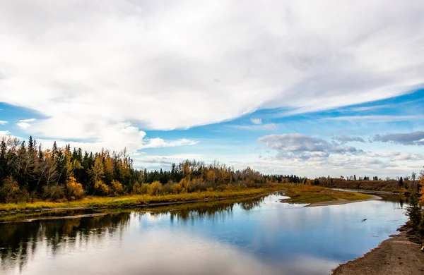 红色鹿河流过秋天的颜色 同时反映了它周围的一切 加拿大艾伯塔省红鹿县 — 图库照片