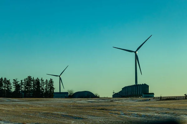 Çayırlarda rüzgâr türbini çiftliği. Red Deer County, Alberta, Kanada