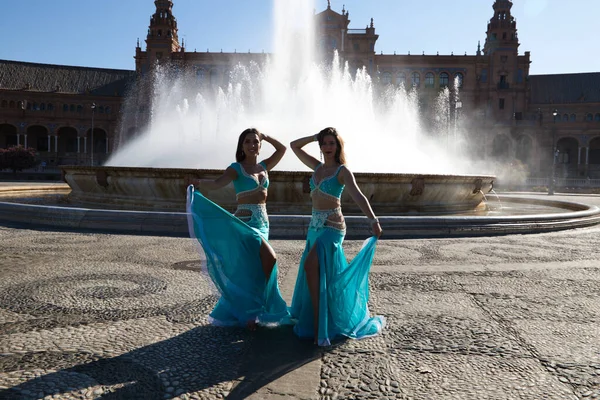 Dos Jóvenes Bellas Bailarinas Del Vientre Bailando Una Plaza Frente —  Fotos de Stock