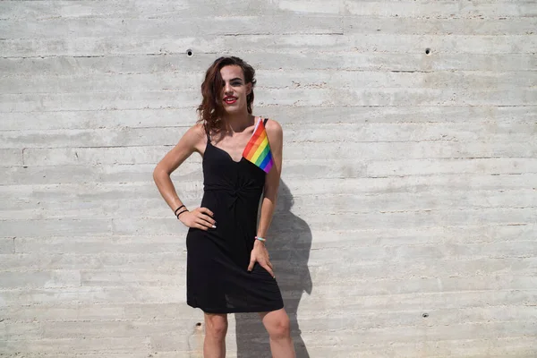 Jovem Latina Transexual Mulher Fundo Cinza Segurando Bandeira Orgulho Gay — Fotografia de Stock