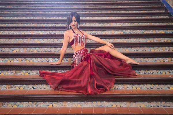 Молодая Красивая Танцовщица Живота Сидит Лестнице Позирует Танцовщица Танцовщице Красное — стоковое фото