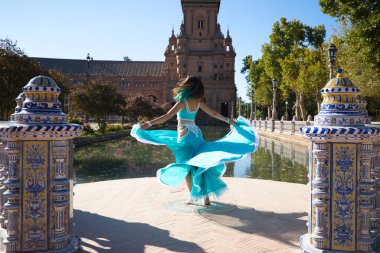 Göl kenarında dans eden genç ve güzel bir dansçı. Açık mavi giyinmiş ve yalınayak dans ediyor. Dünya Afrika ve Hindistan folklor kavramı.