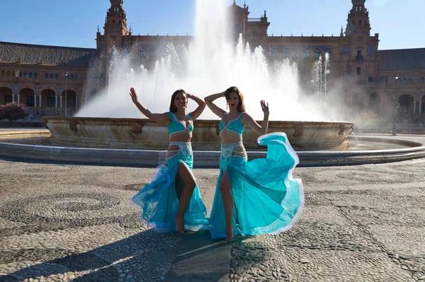 Dos Jóvenes Bellas Bailarinas Del Vientre Bailando Una Plaza Frente —  Fotos de Stock
