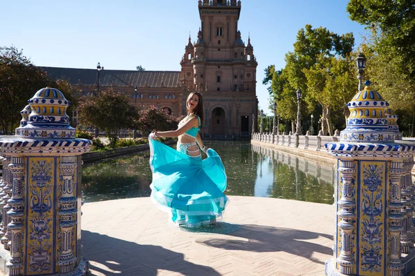 Una Hermosa Bailarina Vientre Joven Bailando Calle Junto Lago Ella —  Fotos de Stock