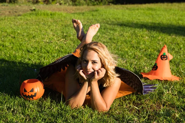 Volwassen Vrouw Met Blond Haar Een Beetje Mollig Het Park — Stockfoto