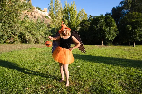 Volwassen Vrouw Met Blond Haar Een Beetje Mollig Het Park — Stockfoto