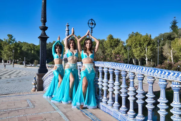 Три Прекрасных Танцовщицы Живота Одетые Голубые Танцы Городской Площади Концепция — стоковое фото
