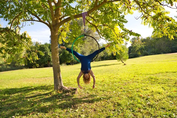 Donna Bionda Giovane Atleta Acrobata Ginnasta Che Esegue Esercizio Aereo — Foto Stock