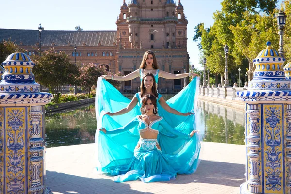 Três Belos Dançarinos Ventre Vestidos Azul Claro Dançando Uma Praça — Fotografia de Stock