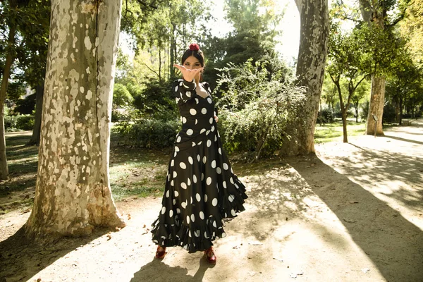 Spanyol Güzel Esmer Flamenko Dansçısı Tipik Siyah Benekli Flamenko Elbisesi — Stok fotoğraf