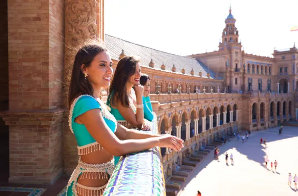 Tres Bailarines Del Vientre Balcón Mirando Hacia Fuera Señalando Horizonte —  Fotos de Stock