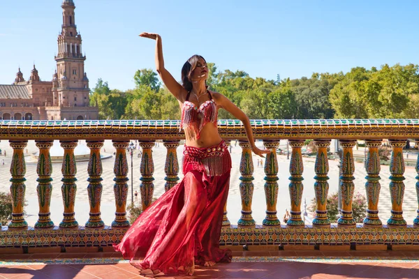 Genç ve güzel dansçı bir fotoğraf çekiminde kameraya poz veriyor. Kadın çok güzel ve geleneksel kıyafetler giyiyor. Güzellik, folklor ve göbek dansı konsepti.