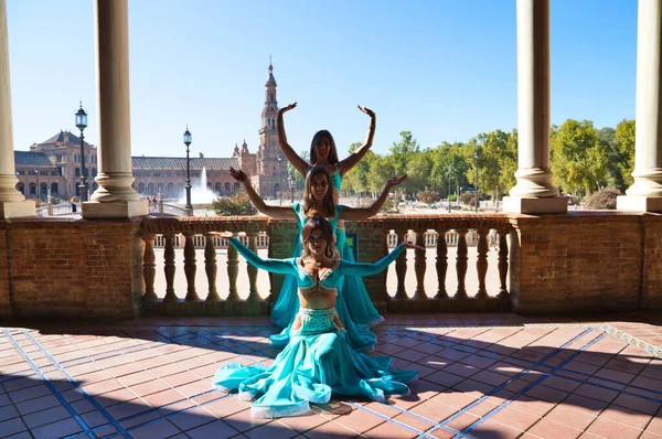 Açık Mavi Giyinmiş Güzel Dansçı Şehir Meydanında Dans Ediyor Göbek — Stok fotoğraf