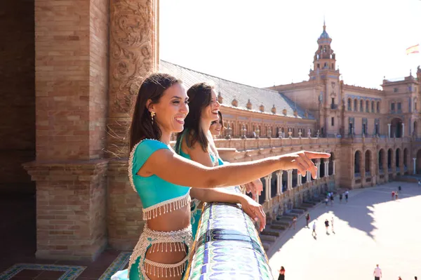 Tres Bailarines Del Vientre Balcón Mirando Hacia Fuera Señalando Horizonte —  Fotos de Stock