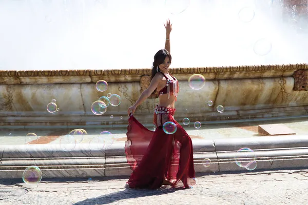 Meydanda dans eden genç ve güzel bir dansçı. O, elinde beyaz bir peçeyle açık mavi giyinmiş. Afrika ve Asya 'dan gelen dünya folklor kavramı.