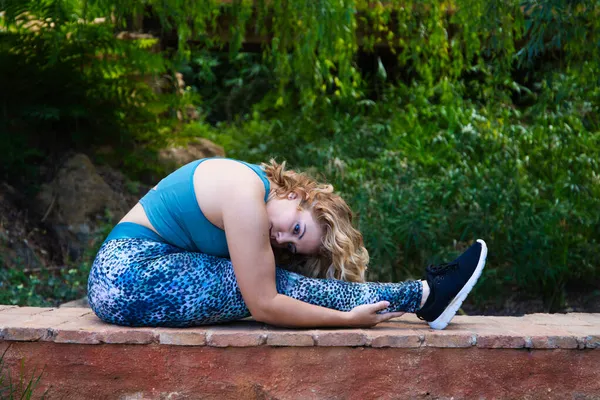 Volwassen Blonde Vrouw Doet Calisthenics Oefeningen Een Verwoest Huis Een — Stockfoto