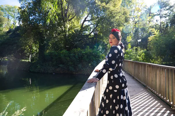 Beyaz Puantiyeli Tipik Flamenko Elbisesi Olan Güzel Spanyol Esmer Flamenko — Stok fotoğraf