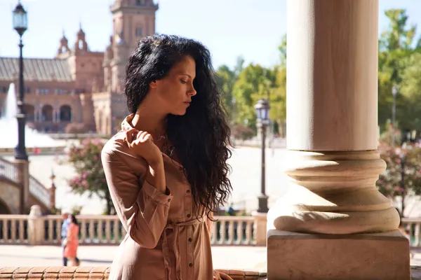 Porträt Der Schönen Latina Frau Brünett Mit Lockigem Haar Ist — Stockfoto