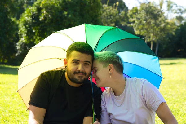 Parku Sedí Homosexuál Homosexuál Zakrývají Před Sluncem Deštníkem Gayské Hrdosti — Stock fotografie