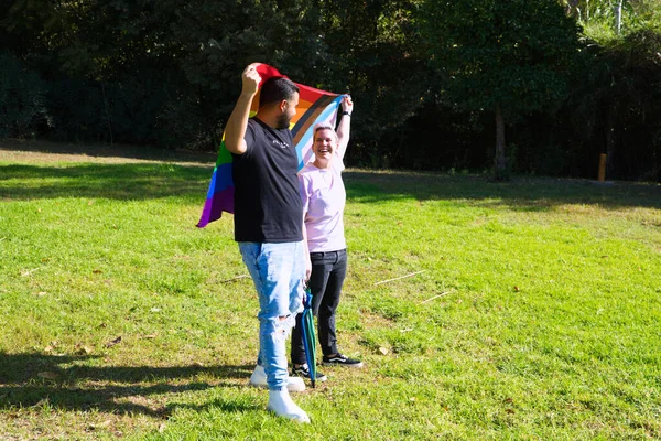 비이진성 소수자와 공원에서 시위에서 프라이드 깃발을 있습니다 Non Binary Androgynous — 스톡 사진