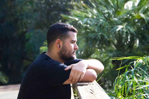 Homem Gay Origem Latina Escuro Barbudo Fica Penosamente Olhando Para — Fotografia de Stock