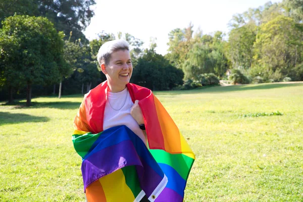 Persona Binaria Género Enrolla Con Bandera Del Orgullo Gay Cuerpo — Foto de Stock